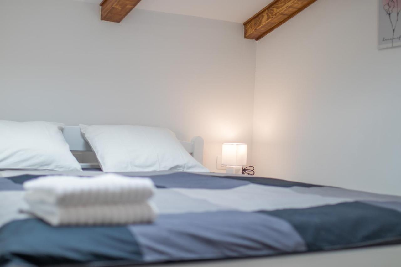 Apartmani Mario Malinska Ngoại thất bức ảnh