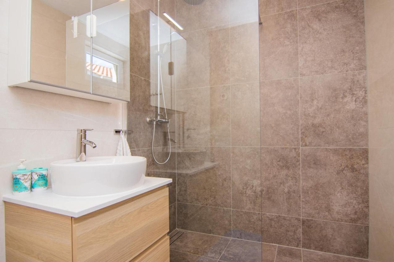 Apartmani Mario Malinska Ngoại thất bức ảnh